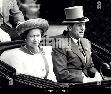 15. Juni 1976 - besuchen Royals am ersten Tag des Royal Ascot Meetings. Foto zeigt H.M der Königin und dem Herzog von Edinburgh am Golden Gate in einer offenen Kutsche auf dem Weg zum Golfplatz in Ascot heute ankommen. Stockfoto