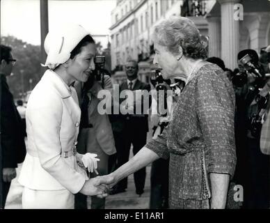 16. Juni 1976 - 16. Juni 1976 Kronprinzessin Michiko besucht Junior Rot-Kreuz-Demonstration in London. Kronprinzessin Michiko von Japan, der mit ihrem Mann, Kronprinz Akihito zu einem inoffiziellen Besuch in Großbritannien ist, besuchte heute die zentrale des British Red Cross Society in London, wo sie eine Demonstration von Mitgliedern des Roten Kreuzes Junior beobachtete. Fotoshows: Kronprinzessin Michiko ist die Dowager Gräfin von Limerick, Vorsitzender des British Red Cross Society bei ihrer Ankunft begrüßt. Stockfoto