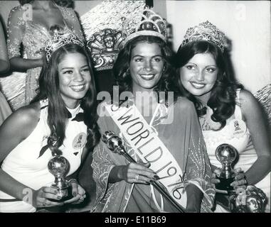 11. November 1976 - Miss Jamaica ist Miss World 1976: in der Royal Albert Hall heute Abend 22 jährige Cindy Breakspeare, Miss Jamaica, gewann den Titel der Miss World 1976, 2. war Miss Australien und 3. Miss Guam. Foto zeigt Miss World 76 Cindy Breakspeare, 22, Miss Jamaica verließ, Miss Guam und 17 Jahre alte Diana Duenaas 3. Miss Australien, 19 jährige Karen Jo Pini der 2. war. Stockfoto