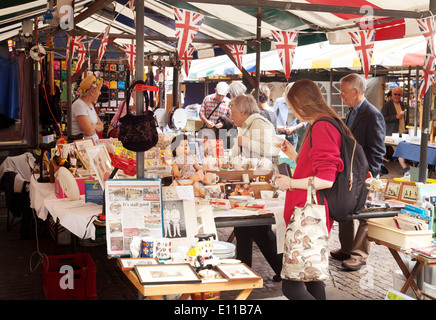 Menschen beim Einkaufen in Cambridge Markt an einem sonnigen Frühlingstag im Mai, Cambridge Stadtzentrum, England UK Stockfoto