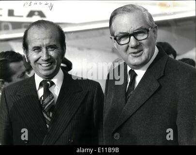 11. November 1976 - kommt Präsident von Venezuela In Großbritannien für einen viertägigen Staatsbesuch. Foto zeigt Präsident von Venezuela, Carlos Andres Perez im Bild mit Premierminister, James Callaghan, die ihn bei der Ankunft am Flughafen Heathrow gestern getroffen, als er für einen viertägigen Zustand angekommen besuchen Sie gestern. Stockfoto