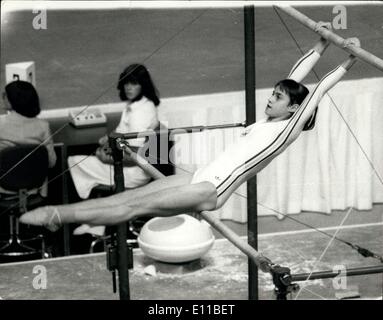 22. Juli 1976 - den Olympischen Spielen 1976 in Montreal. Rumänien? s Nadia Comaneci die neue Königin der Turner? Nadia Comaneci, die 14-jährige rumänische Mädchen, ist die neue Königin der Welt Gymnastik. Sie zerstört die russischen Würgegriff auf diesen Titel, Entthronung des München-Champions, Ludmila Tourischeva. Die kleine rumänische erzielte eine maximal zehn von zehn auf den Balken und den Bars gewinnt die Goldmedaille mit 39,75 Punkte gestern Abend total 79.275 aus einer möglichen 80. Foto zeigt: 14-jährige Nadia Comaneci von Rumänien, während ihre wunderbare Leistung auf die asymmetrische Balken zu sehen. Stockfoto