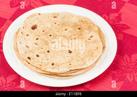 Hausgemachte Stapel von Chapati (indisches Brot) auf einem Teller. Stockfoto