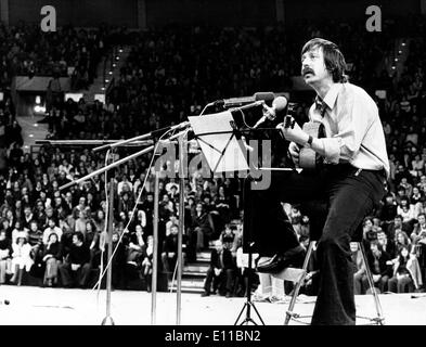 25. November 1976; München, Deutschland; DDR-Sänger WOLF BIERMANN auf der Bühne in München, spielen vor vollem Haus am 25. November 1976. 6.500 Mitarbeiter gekommen, um die Olympischen Basketball-Halle zu sehen und zu hören, die Sängerin, die kürzlich von der Deutschen Demokratischen Republik auf einer Tour in Westdeutschland, in Person vertrieben worden waren. Stockfoto