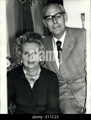 13. Dezember 1976 - Frau Margaret Thatcher Silberhochzeit: Frau Margaret Thatcher, Führer der konservativen Partei, heute (Montag) feiert ihre silberne Hochzeit. Foto zeigt Frau Margaret Thatcher und ihr Ehemann, Denis, abgebildet bei ihrer Flut St. Chelsea nach Hause. Stockfoto