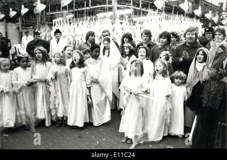 13. Dezember 1976 - Kinder singen Weihnachtslieder In Smithfield Fleischmarkt: Kinder vom Torhaus Learning Centre, Bethnal Green, East London, ging heute nach Smithfield Fleischmarkt Fleisch Arbeiter und sammeln Spenden für die Rentner von der Fleisch-Markt-Fonds Weihnachtslieder singen. Foto zeigt einige der Fleisch-Träger-Join die Schulkinder in Singen der Weihnachtslieder bei Smithfield heute. Stockfoto