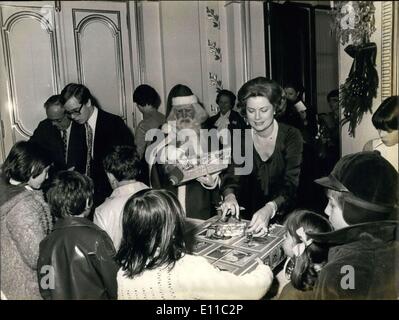 22. Dezember 1976 - hier sind Sie Fürst Rainier, Prinz Albert und Prinzessin Grace Prinzessin Stephanie Weihnachtsgeschenke an Kinder verteilen. Stockfoto