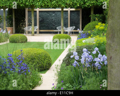 London, UK, 20. Mai 2014 RHS Chelsea Flower Show erste Tag.  Der Telegraph-Garten, entworfen von Tommaso del Buono und Paul Gazerwitz.  Goldmedaillen-Gewinner. Stockfoto