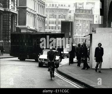 1. Januar 1977 - große Sicherheit überprüfen bei der alten Bailey für The starten Of The Balcombne Straße Belagerung Trial: Eine massive Net war um Old Bailey heute zu Beginn des Versuches Balcombe Street Belagerung gelegt. Vier Männer sind angeklagt, gemeinsam sieben Mitglieder beteiligt. Sie sind Joseph Ell, im Alter von 23, Harry Duggan, 23 von Co Claze, Edward Butlar, 26, Limerick und Hugh Doherty, 25,, von Glosgow. Die Opfer waren Professor Gordon Hamilton Fairley, ein Krebs Experte, Rose McWhirter, Verleger, Capt.Roger Goad eine Bombenentschärfung hier. Sie sind drei der Mordanklage ernannt Stockfoto