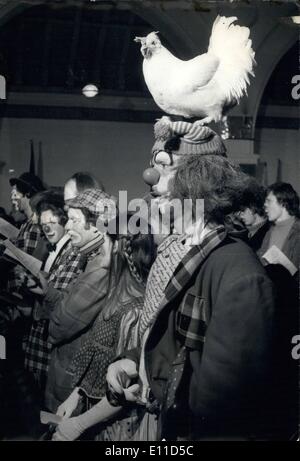 2. Februar 1977 - 31. jährliche Clown Gedenkgottesdienst in Holy Trinity Church Dalston.: der 31. jährliche Clown Trauerfeier fand gestern Abend statt, an der Holy Trinity Church in Dalston, London. Der Dienst findet jedes Jahr für Joseph Grimaldi, der '' Vater '' des modernen Clowns. Foto zeigt eine Vogelperspektive während des Gottesdienstes, wie eines der Clowns ein Cockrel man seinen Kopf hat. Stockfoto