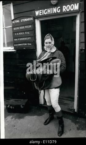 23. Februar 1977 - 23. Februar 1977 erste Frau, die nächsten Monat in das Grand National in Liverpool zu fahren. 21 Jahre alte Charlotte Brew ist treffen große Kritik über ihre Entscheidung, die erste Frau, die Grand National Racing Experten angehen werden behaupten, dass sie unklug und zu unerfahren, um ihr Pferd Baxony Fort, über die großen nationalen Sprünge zu reiten ist. Foto zeigt: Charlotte Brew gesehen bei einem Gewicht von Plumpton Race Course. Stockfoto