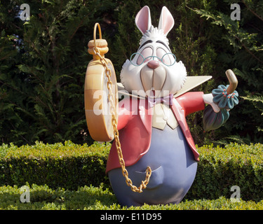 Ein Modell der das weiße Kaninchen aus Alices Abenteuer im Wunderland in Alice es Curious Labyrinth, Disneyland Paris. Stockfoto