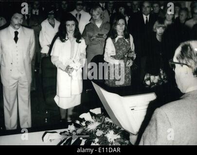 3. Mai 1977 - 29 Jahre alten Lehrer Gilbert Mitterrand, der zweite Sohn von Francois Mitterrand (Sozialistische Partei Sekretär), heiratete Fräulein Francoise Lafargue, 22 jährige Student in Paris. Die Zeremonie fand im Rathaus Château-Chinon und Francois Mitterrand, der Vizebürgermeister der Stadt ist, den Vorsitz über die Zeremonie. Stockfoto