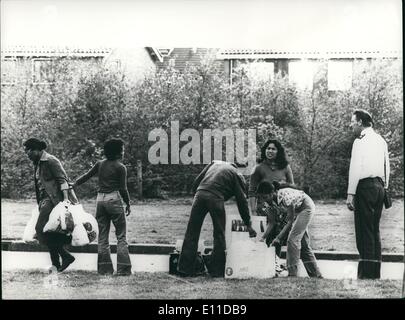 5. Mai 1977 - niederländische Kinder Held von Terroristen: A berichtet 115 Kinder sind Geiseln durch statt molukkische Terroristen in die Dorfschule in Türkei während verstorbenen Versuche unternommen werden, um ihre sichere Freilassung zu organisieren. Die Terroristen versuchen Unabhängigkeit für ihre Pacific Heimat aus Indonesien. Ein junger Mann wird durch Frau Sozialarbeiterin molukkische geholfen, um Essen für die Kinder in die Schule zu erhalten. Stockfoto