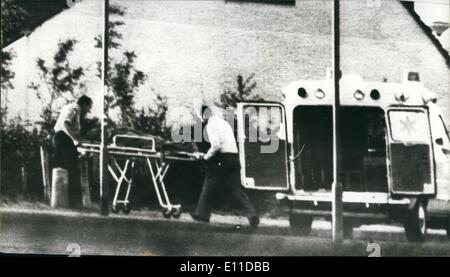 5. Mai 1977 - Kinder freigegeben von der Schule in Türkei: Das 105 niederländische Kinder molukkische Terroristen Besitz seit letzten Montag früh erschienen viele Od sie krank wurde. Foto zeigt eines der Kinder aus der Schule von ergriffen Bahre früh heute. Stockfoto