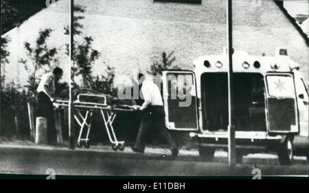 5. Mai 1977 - Kinder freigegeben von der Schule in Türkei: Das 105 niederländische, die Kinder von molukkische Terroristen gehalten, seit letzten Montag erschienen am frühen Morgen, nachdem viele von ihnen krank wurde. Foto zeigt eines der Kinder aus der Schule von ergriffen Bahre früh heute. Stockfoto