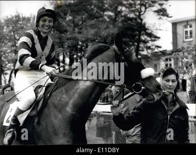 5. Mai 1977 - Andela Rippon gewinnt erneut: Angela Rippon, BBC, Frauen Newsreader hinzugefügt ihr viele Talente mit dem Gewinn ihrer ersten Pferderennen am Goodweed heute. Sie schlug leicht Debbie Johnsey, Olympia Show Jumper. Anglea auf ihrem Pferd Star Performance führte von Anfang bis Ende mit 7 Längen Vorsprung. Das Foto zeigt, nach dem Gewinn des Rennens zeigt Angela Rippon auf ihrem Pferd Star Performance geführt. Stockfoto