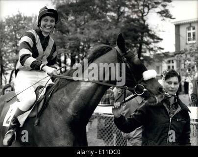 5. Mai 1977 - Angela Rippon gewinnt erneut: Angela Ripon, BBC, Frauen Newsreader hinzugefügt ihr viele Talente mit dem Gewinn ihrer ersten Pferderennen am Goodweed heute. Sie schlug leicht Debbie Johnsey, Olympia Show Jumper, Angela auf ihr Pferd Star Performance von Anfang bis Ende mit 7 Längen Vorsprung geführt. Das Foto zeigt, nach dem Gewinn des Rennens zeigt Angela Rippon auf ihrem Pferd Star Performance geführt. Stockfoto