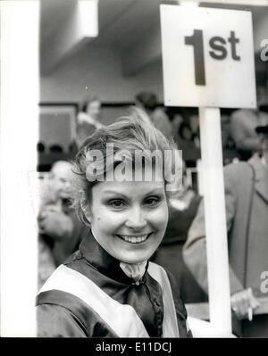 5. Mai 1977 - Angela Rippon gewinnt wieder: Angela Rippon, BBC, Frauen Newsreader hinzugefügt, um ihre vielen Talente gewinnen ihr erstes Pferd Rennen in Goodwood heute. Sie schlug leicht Debbie Johnsey, Olympia Show Jumper. Angela auf ihr Pferd Star Performance führte von Anfang bis Ende mit 7 Längen Vorsprung. Foto zeigt Angela Rippon im preisgekrönten Gehäuse in Goodwood heute nach dem Gewinn ihrer ersten Pferderennen. Stockfoto