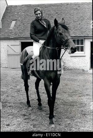 5. Mai 1977 - Angela Rippon, nehmen sich Pferderennen: Angela Rippon der BBC-TV-Nachrichtensprecher-das Mädchen mit vielen Talenten-unterwegs wieder gestern indem man ihr Jockey Club Livence für Pferderennen. Am Vorabend, Samstag, war sie Gastgeber des Eurovision Song Contest. Sie Reiten auf einem Pferd hieß sie Maxi Taxi, dies ist das erste Mal, das sie auf ein Rennpferd gewesen war, als eine geeignete Halterung für eine Apprentic in der Form Bücher eingestuft wird Stockfoto