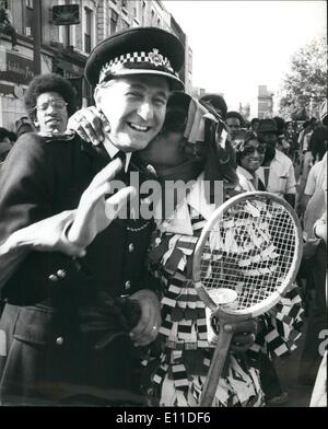 8. August 1977 - Gewalt FLARES in THE NOTTING HILL CARNIVAL: Mobs von randalierenden Jugendlichen stießen mit der Polizei während der Notting Hill Carnival letzte Nacht, da Polizei zog sie mit einem Hagel von Bierdose und Flaschen, Ziegel - Stuhlbeine erfüllt waren. Um Mitternacht die Anzahl der Verletzten 220, von denen 90 ins Krankenhaus einige mit Messerstichen gebracht wurden erreicht hatte. Foto zeigt A West Indian Frauen ist küssen ein Polizist während der Notting Hill Carnival gestern gesehen-vor Ausbruch die Gewalt. Stockfoto