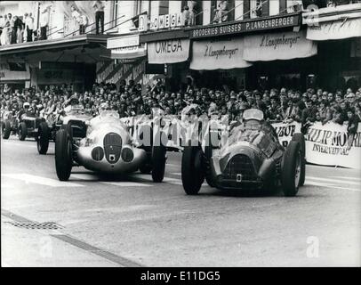 8. August 1977 - Memorial Rennen, feiert den ersten Grand Prix von Montreux 1934: am vergangenen Wochenende in Montreux (Schweiz) nahm Platz Memorial Rennen des ersten Grand Prix in Montreux 1934. Viele alte Motorsport-Champions teilgenommen. Foto zeigt L-r: Hermann Lang fahren ein 1937 Mercedes und Manuel Fangio in einem Alfa '' Alfetta'' in Aktion während der Gedächtnisrennen in Montreux (Schweiz). Stockfoto