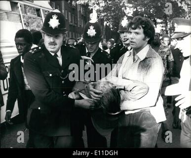 8. August 1977 - Fackeln Gewalt bei den Notting Hill Carnival; Mose von Jugendlichen plashed mit der Polizei während der erwähnenswert Hügel Carnivl letzte Nacht, als Polizei zog sie trafen mit einem Hagel von Bier steigenden Dosen und leihen, Ziegel und Stuhl Beine, um Mitternacht die Anzahl der Verletzten 220, alte welche 90 ins Krankenhaus, einige mit Messerstichen gebracht wurden erreicht hatte. das Foto zeigt ein Fleet Street-Fotograf, durchgeführt von der Polizei angegriffen während des Karnevals gestern um Sicherheit. Stockfoto