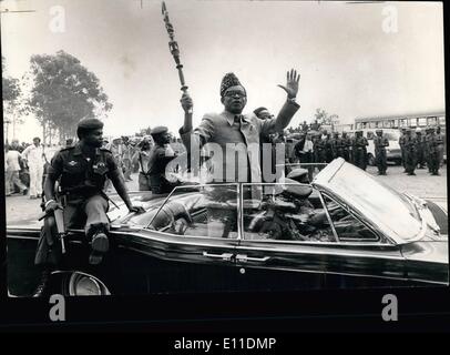 5. Mai 1977 - Kolwezi: Präsident Mobutu Sose Seko Wellen zu Massen bei seiner Ankunft in Kolwezi während seiner Tour der Provinz Krieg-heftig gezerrissenes Shaba begrüßen. Stockfoto