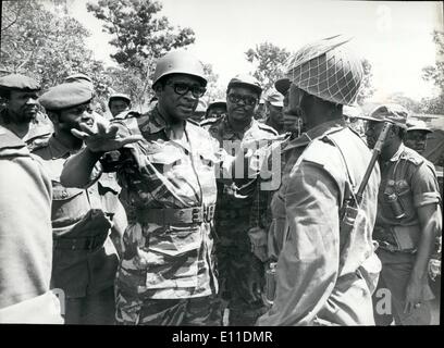 5. Mai 1977 - Zaire: Mutshatsha Präsident Mobutu Sese Seko im Gespräch mit seinen Soldaten bei seinem Besuch in der Front-Line Positionen ich Stockfoto