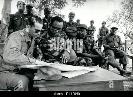 5. Mai 1977 - Zaire: Kayembe: Zaire Präsident Mobutu Sese Seko Sachwissen über den Fortschritt des Krieges in Zaire vom Kommandanten des marokkanischen Truppen Oberst Loubaris, links und allgemeine Singa, links von Mobutu, wer Zaire Commander in Shaba Provinz ist. Stockfoto