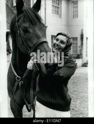 5. Mai 1977 - Angela Rippon, nehmen sich Pferderennen: Angela Rippon der BBC-TV-Nachrichtensprecher - betroffen das Mädchen mit vielen Talenten lesen gestern wieder bekommen ihr Jockey Club-Lizenz für Pferderennen. Am Vorabend, Samstag, war sie Gastgeber des Eurovision Song Contest. Sie war auf einem Pferd namens Maxi Taxi. Dies ist das erste Mal, das sie auf ein Rennpferd worden war, die in den Büchern Form als eine geeignete Halterung für Lehrling eingestuft ist. Am 17. Mai in Goodwood Stockfoto