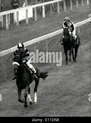 5. Mai 1977 - Angela Rippon gewinnt erneut: Angela Rippon, BBC, Frauen Newsreader hinzugefügt ihr viele Talente gewinnen ihr erstes Pferd Rennen in Goodwood heute. Sie schlug leicht Debbie Johnsey, Olympia Show Jumper. Angela auf ihr Pferd Star Performance führte von Anfang bis Ende mit 7 Längen Vorsprung. Das Foto zeigt Angela Rippon gesehen gewann das Rennen in Goodwood heute auf ihrem Pferd Star Performance durch 7 Längen von Debbie Johnsey auf ihrem Pferd Brid Kirsche. Stockfoto