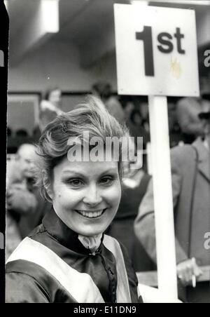 5. Mai 1977 - Angela Rippon gewinnt erneut: Angela Rippon, BBC, Frauen Newsreader hinzugefügt ihr viele Talente gewinnen ihr erstes Pferd Rennen am Geedwood heute. Sie schlug leicht Debbie Johnsey, Olympia Show Jumper. Angela auf ihr Pferd Star Performance führte von Anfang bis Ende mit 7 Längen Vorsprung. Foto zeigt Angela Rippon im preisgekrönten Gehäuse bei Geedwood heute nach dem Gewinn ihrer ersten Pferderennen. Stockfoto