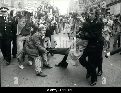 8. August 1977 - flammt Gewalt in London Marken. Die London marschiert durch die Nationale Front und die Socialist Workers Party, brach in Gewalt heute. Das Foto zeigt einen farbige Demonstrator wird von einem Polizisten während der heutigen März entfernt. Stockfoto