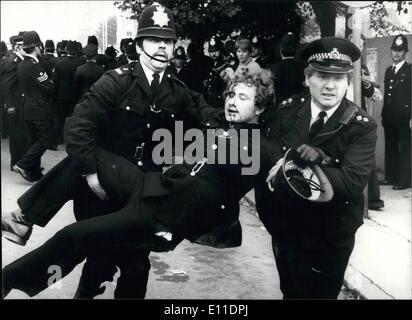 8. August 1977 - flammt Gewalt in London Marken. Die London marschiert durch die Nationale Front und die Socialist Workers Party, brach in Gewalt heute. Foto zeigt einen Mann, der für die Sicherheit von Kollegen in New Cross heute geholfen wurde verletzt. Stockfoto