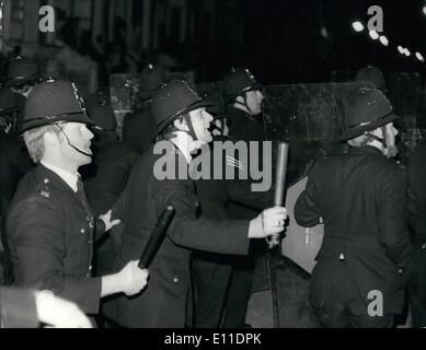 8. August 1977 - Gewalt Fackeln an der '' Notting Hill Carnival: Mobs von randalierenden Jugendlichen kollidierte mit der Polizei während der Notting Hill Carnival letzte Nacht, als die Polizei zog sie waren Ment mit einem Hagel von Bierdosen, Flaschen, Steinen und Stuhlbeine. Um Mitternacht die Anzahl der Verletzten 220 davon 90 ins Krankenhaus, einige mit Messerstichen gebracht wurden erreicht hatte. Foto zeigt: Polizei verschieben-in mit ihren Schutzschild während der Gewalttätigkeit in Notting Hill letzte Nacht. Stockfoto