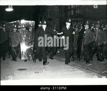 8. August 1977 - Gewalt Fackeln an der '' Notting Hill Carnival: Mobs von randalierenden Jugendlichen kollidierte mit der Polizei während der Notting Hill Carnival letzte Nacht, als die Polizei zog sie waren Ment mit einem Hagel von Bierdosen, Flaschen, Steinen und Stuhlbeine. Um Mitternacht die Anzahl der Verletzten 220 davon 90 ins Krankenhaus, einige mit Messerstichen gebracht wurden erreicht hatte. Foto zeigt: Polizei mit Hilfe der Schutzschilde einziehen während der Gewalttätigkeit in Notting Hill letzte Nacht. Stockfoto