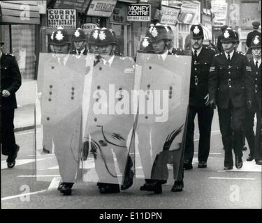 8. August 1977 - 200 Demonstranten verhaftet, während die Gewalt im großen London März In Lewisham South London: über 200 Demonstranten wurden festgenommen und über 55 Jahre in der Lewisham im Süden Londons März heute zu gewaltsamen Auseinandersetzungen verletzt wurden. Nahmen Teil der nationalen Front in Anhängern an einem März und Mitglieder der sozialistischen Arbeiterpartei in der anderen, und sie waren bestimmt, um sie vom marschieren zu stoppen. Die beiden Teams trafen und Gewalt brach die auch 4.000 Polizei beteiligt. Foto zeigt Polizei mit ihrer defensiven Schilde, die zum ersten Mal wurde sie in England verwendet worden. Stockfoto