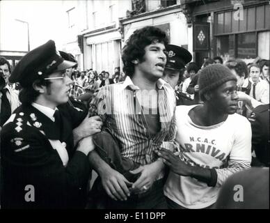 8. August 1977 - Gewalt Flares In The Notting Hill Carnival: Mobs von randalierenden Jugendlichen kollidierte mit der Polizei während der Notting Stockfoto