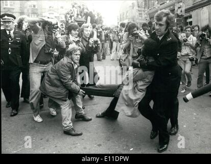 8. August 1977 - flammt Gewalt In London Marken. Die London marschiert durch die Nationale Front und die Socialist Workers Party, brach in Gewalt. Keystone-Fotoshows: - eine farbige Demonstrator von einem Polizisten während des Marsches entfernt wird. Stockfoto