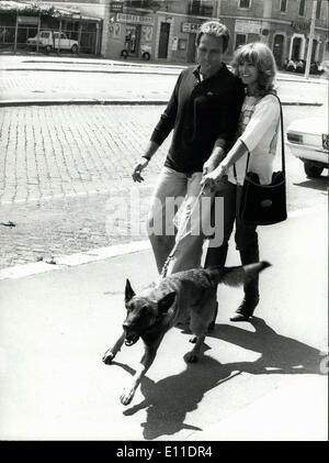 12. August 1977 - Dreharbeiten in Rom: Merli Garibaldi für TV-Film The Seagull Fly Low spielen '' jetzt in einem Vietnam-Deserteur Rolle. Als Nathalie Delon und Maurizie Merli Studios verließ, befestigt die Hund von der französischen Schauspielerin die Fotografen trotz der Schauspieler versucht, den Hund zu beruhigen. Nachdem Nathalie Delon erklärt das der Hund sehen in die Kameras der Fotografen eine wahrscheinliche Waffe. Stockfoto