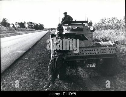 5. Mai 1977 - Zaire: Bewaffnete Träger mit Zaire Truppen bewachen alle überschüssigen Straße rund um die Krieg-heftig gezerrissenes Shaba-Provinz. Stockfoto