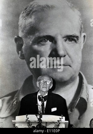 18. Mai 1977 - New York, NY, USA - ROBERT MURPHY Adressierung die Veteranen von den Gegnern-Abendessen im Hotel Pierre nach Erhalt der Organisationen WIlliam J. Donovan Award. Stockfoto