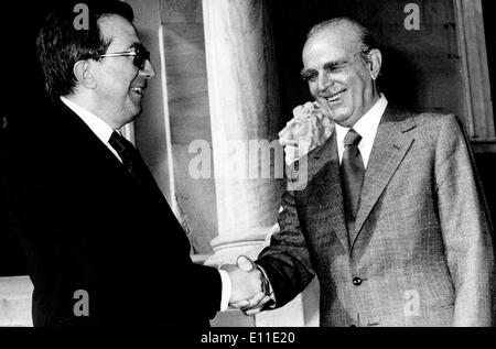 26. Mai 1977; Athen, Griechenland; Italienischen Ministerpräsidenten GIULIO ANDREOTTI (L) und CONSTANTINE CARAMANLIS (R) während des Andreotti Stockfoto