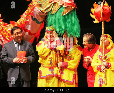 Sydney, Australien. 21. Mai 2014. Chinesischen Generalkonsul in Sydney Li Huaxin (1., L) und australischen New South Wales Gouverneur Marie Bashir (2., R) die Eröffnung von Ravenswoods Konfuzius Klassenzimmer der Ravenswood Schule für Mädchen in Sydney, Australien, 21. Mai 2014 zu besuchen. Bildnachweis: Jin Linpeng/Xinhua/Alamy Live-Nachrichten Stockfoto