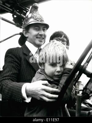 Sept. 09, 1977 - Herr David Steele findet eine Pause von der Liberalen Partei-Konferenz zu seinen Kindern zeigen die Sehenswürdigkeiten in Brighton.: Herr David Steele der Führer der Liberalen Partei nahm eine Auszeit vom Parteitag in Brighton heute, seine Frau und Kinder an der Strandpromenade von Brighton zu nehmen. Das Foto zeigt Herr Steele mit seinem Sohn Rory während eines Besuchs in einer Ausstellung von alten und neuen Feuerwehrautos am Brighton Meer heute auf ein altes Feuerwehrauto sitzend. Stockfoto