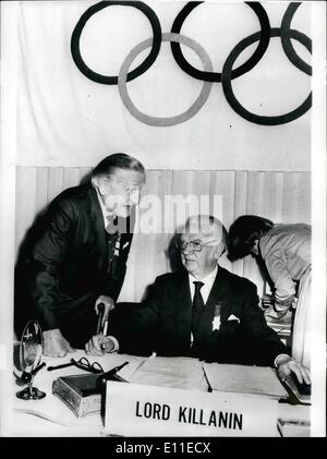 6. Juni 1977 - Internationales Olympisches Komitee treffen In Prag: Der 79. Sitzung des Internationalen Olympischen Komitees haben Sie treffen sich in Prag über die Zukunft der Olympischen Spiele und die Idee des Friedens und der Freundschaft unter den Völkern zu stärken. Foto zeigt Präsident des Olympischen Komitees Lord Killanin im Gespräch mit das älteste Mitglied des IOC, Marquis von Exeter (stehend) Stockfoto