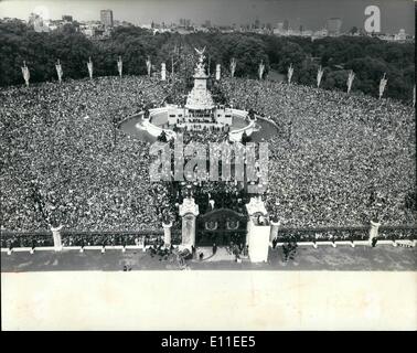 6. Juni 1977 - begrüßen Tausende die Queen im Buckingham Palace. Tausende Menschen waren vor Buckinghampalast heute begrüßen die Queen und Prinz Philip und andere Mitglieder der königlichen Familie vom Balkon dieser Königin silbernes Jubiläum. Foto zeigt eine allgemeine Ansicht zeigen die Tausenden von Menschen außerhalb des Palastes, die Königin zu begrüßen. Stockfoto