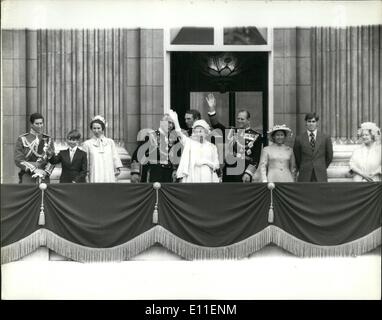 6. Juni 1977 - Queen und Prinz Philip kommen die Menschen aus dem Balkon des Buckingham Palace.: die Queen und Prinz Philip und andere Mitglieder der königlichen Familie kommen, auf dem Balkon des Buckingham Palace heute Nachmittag um Tausende zu grüßen, die auf London heute waren, um der Königin silbernes Jubiläum feiern. Foto zeigt die Mitglieder der königlichen Familie auf dem Balkon L-R. Prinz Charles, Prinz Edward, Prinzessin Anne, Lord Mountbatten, Capt Mark Phillips, der Königin, Prinz Philip, Prinzessin Margaret, Prinz Andrew und die Königin-Mutter. Stockfoto