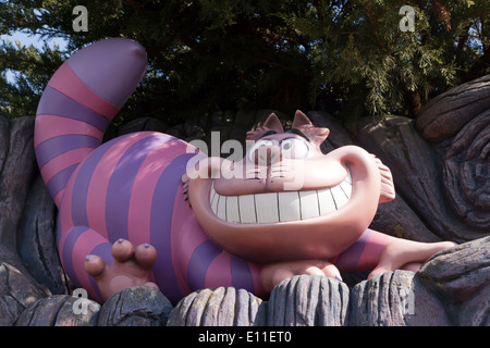 Modell der Grinsekatze aus Alices Abenteuer im Wunderland in Alice es Curious Labyrinth, Disneyland Paris. Stockfoto